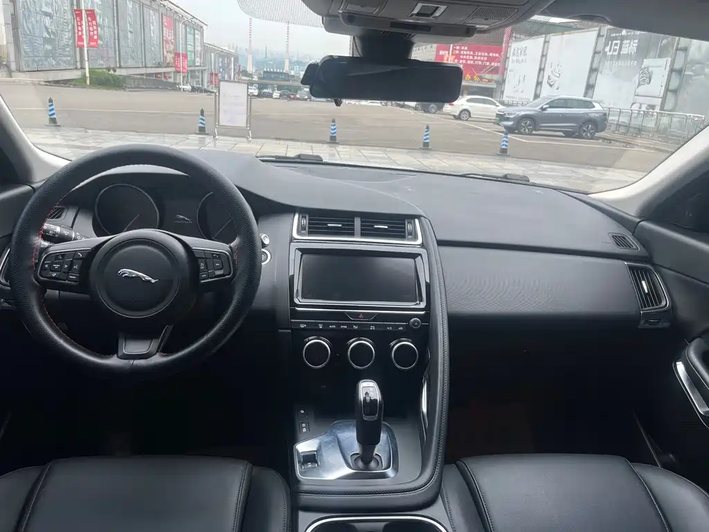 Jaguar E-PACE 2018 — фото 4