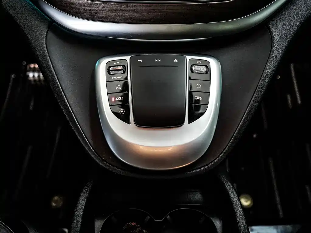 Mercedes-Benz V-Class 2021 — фото 17