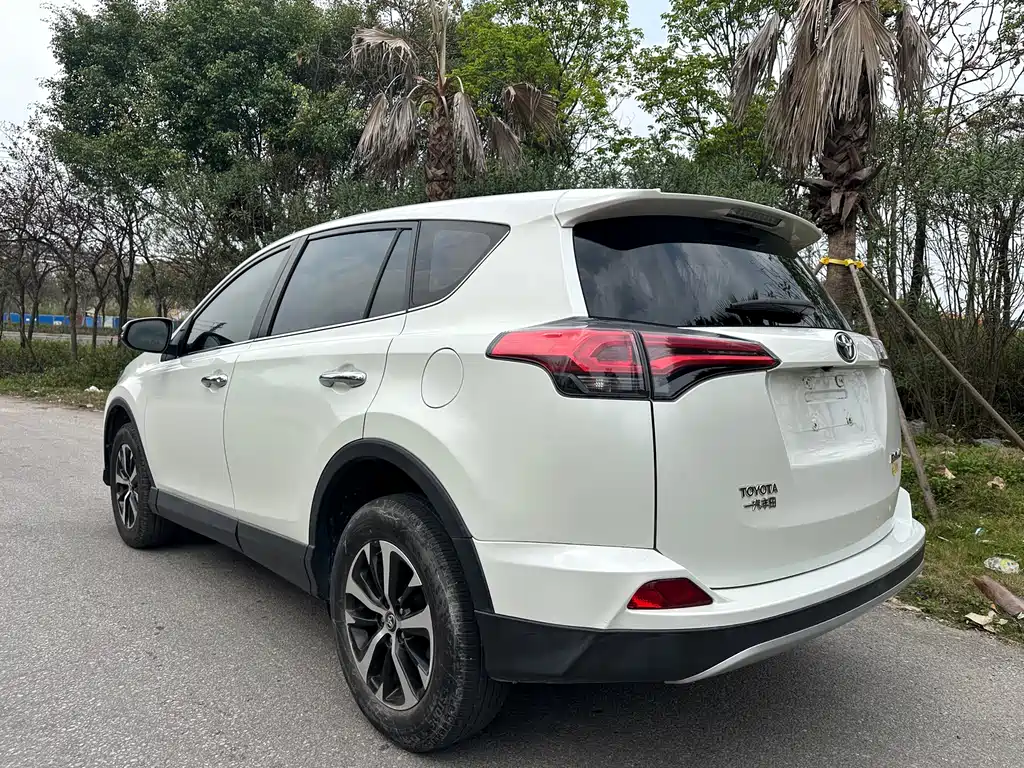 Toyota RAV4 2019 — фото 6