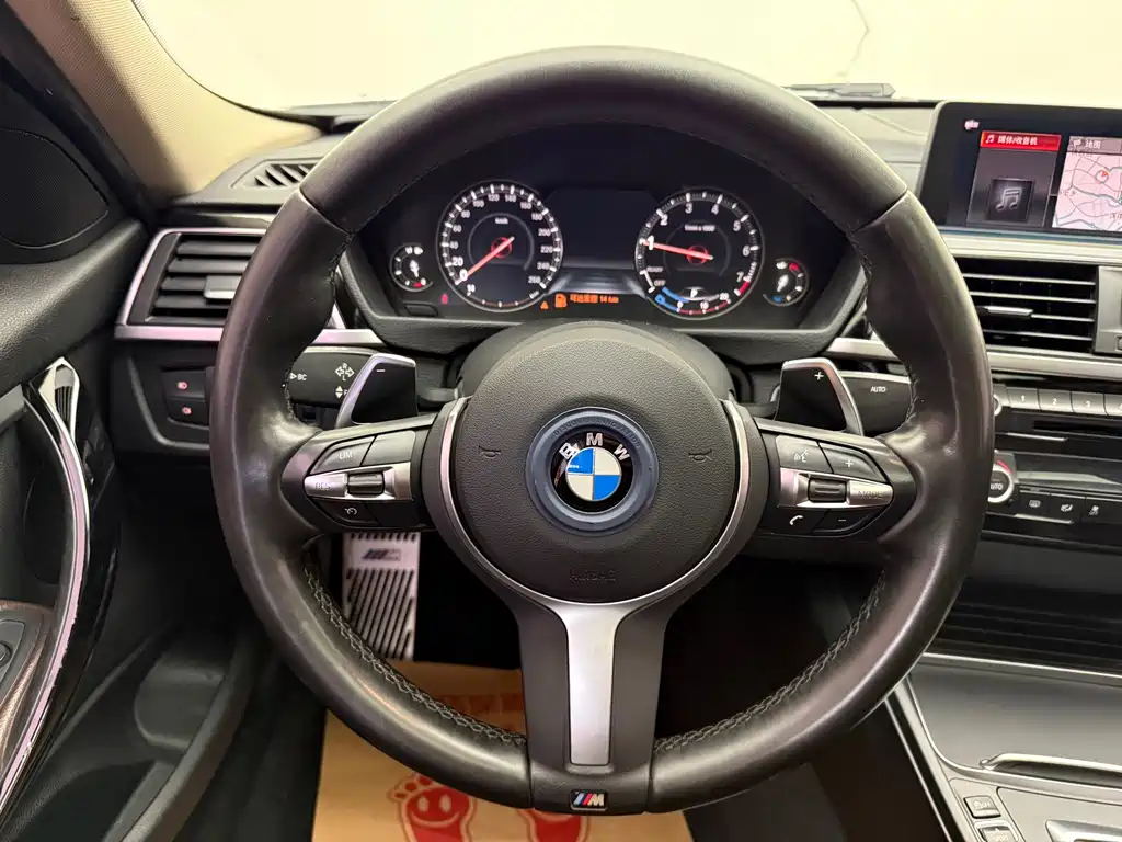 BMW 3 Series 2019 — фото 10