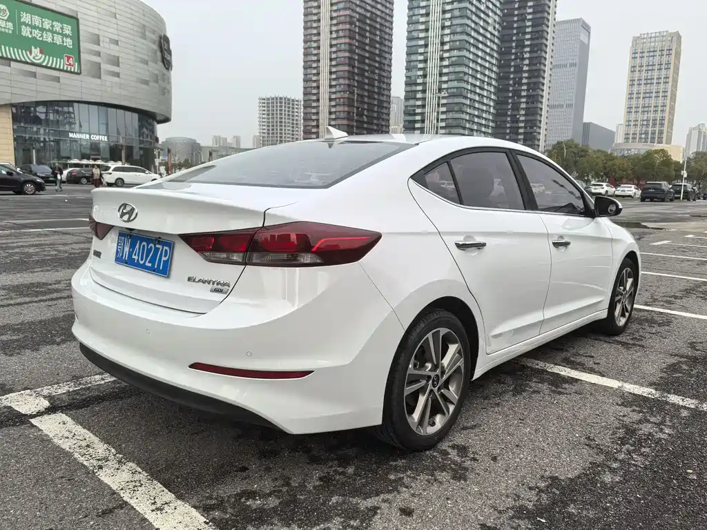 Hyundai Elantra 2019 — фото 6