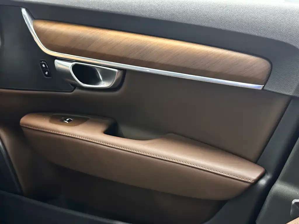Volvo S90 Plug-In Hybrid 2023 — фото 15