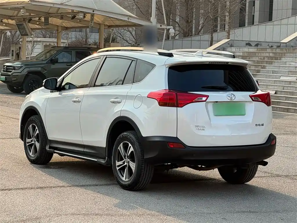 Toyota RAV4 2016 — фото 9
