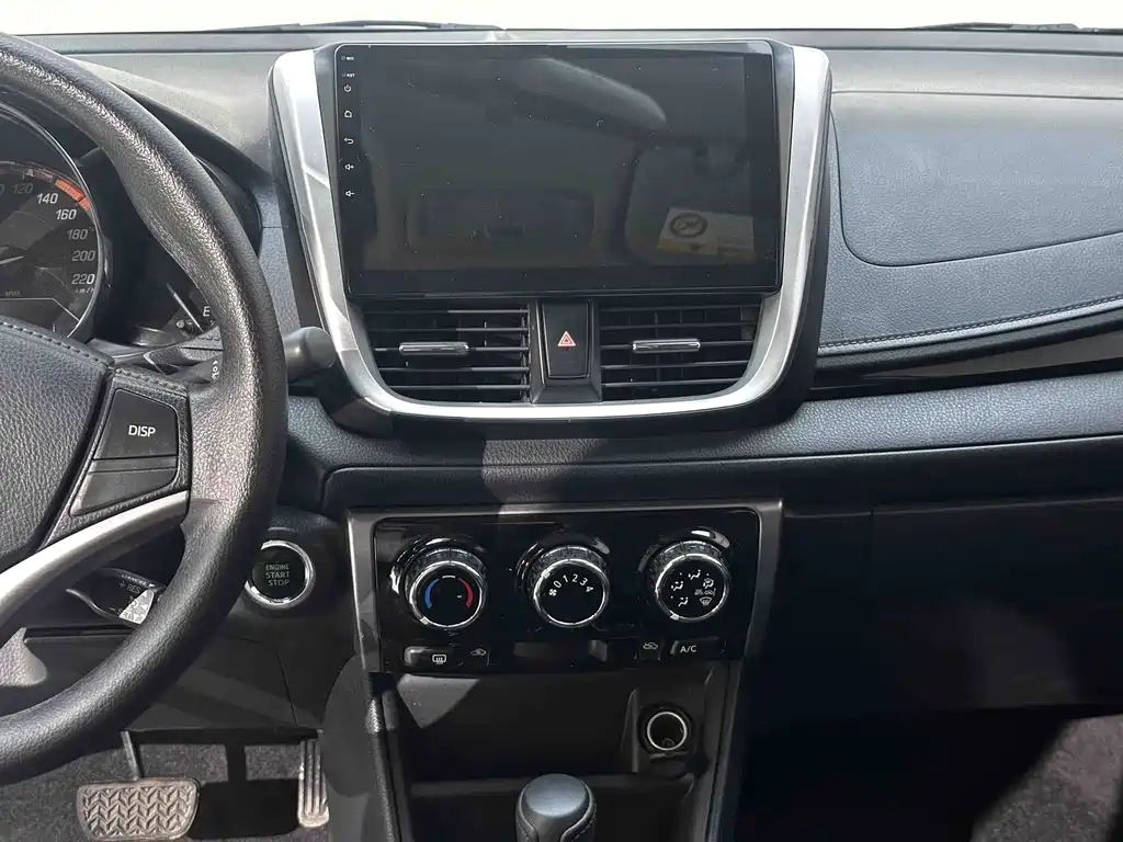 Toyota Yaris L 2022 — фото 13