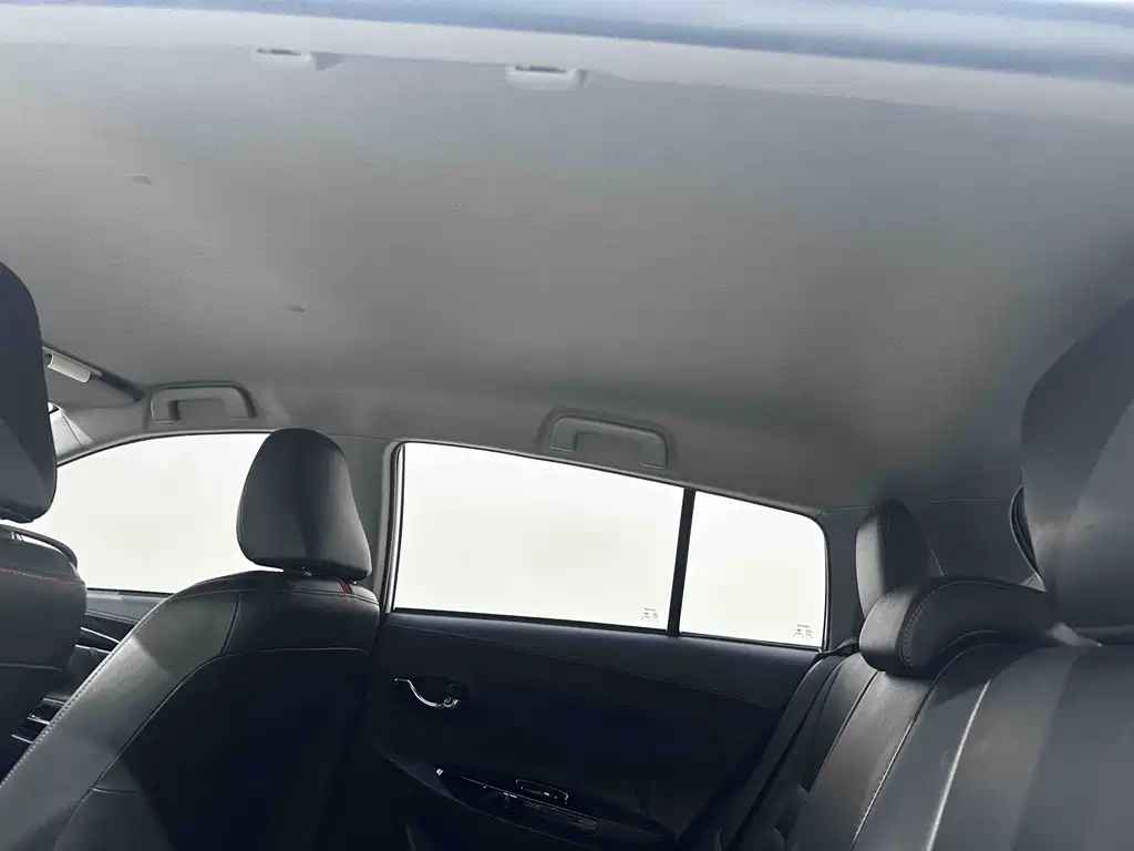 Toyota Yaris L 2022 — фото 18