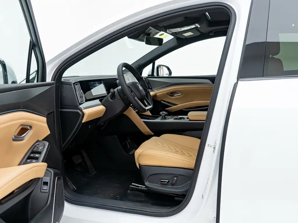 BYD L DM-i 2025 — фото 6