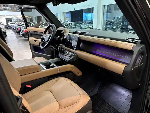 Land Rover Defender 2025