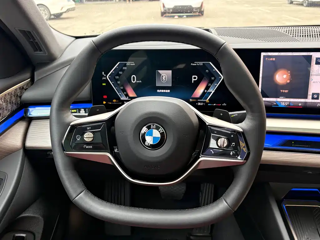 BMW 5 Series 2025 — фото 10