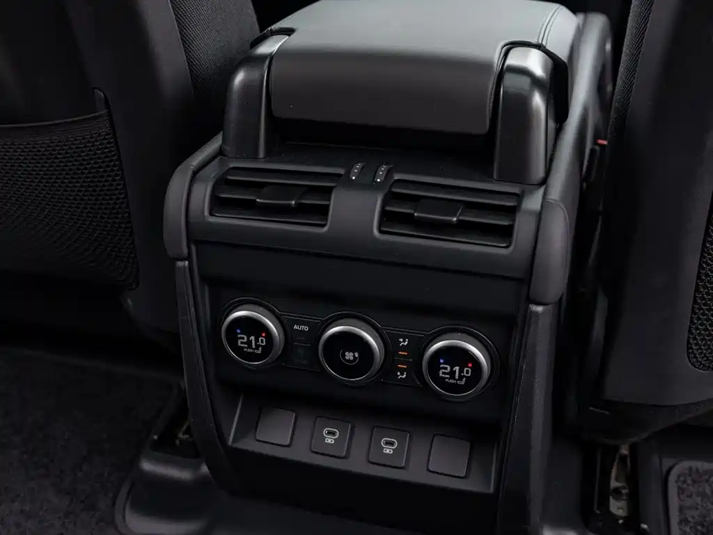 Land Rover Defender 2024 — фото 21