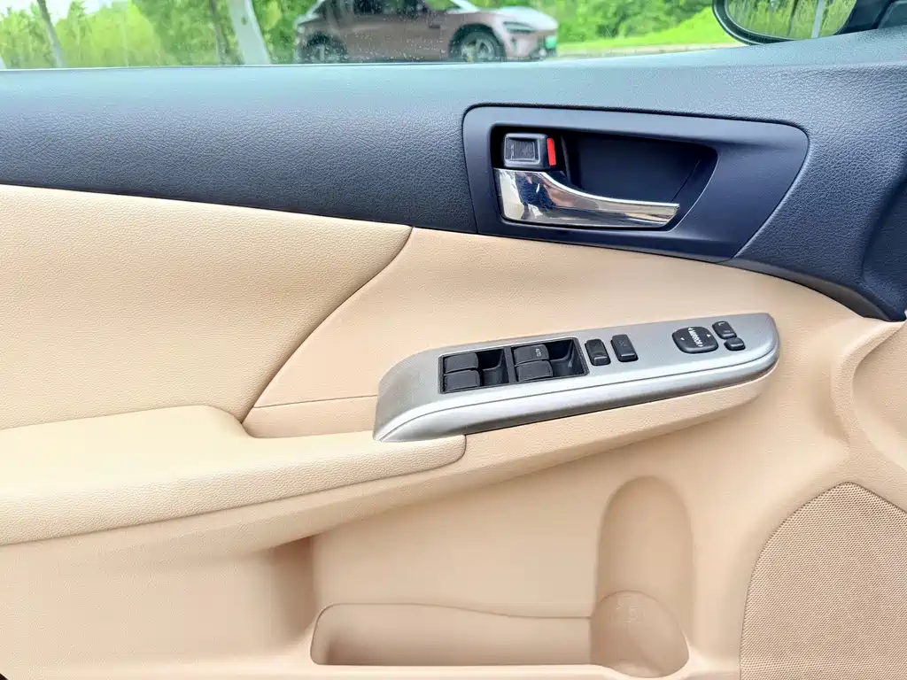 Toyota Camry 2013 — фото 10