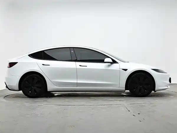 Tesla Model 3 2024