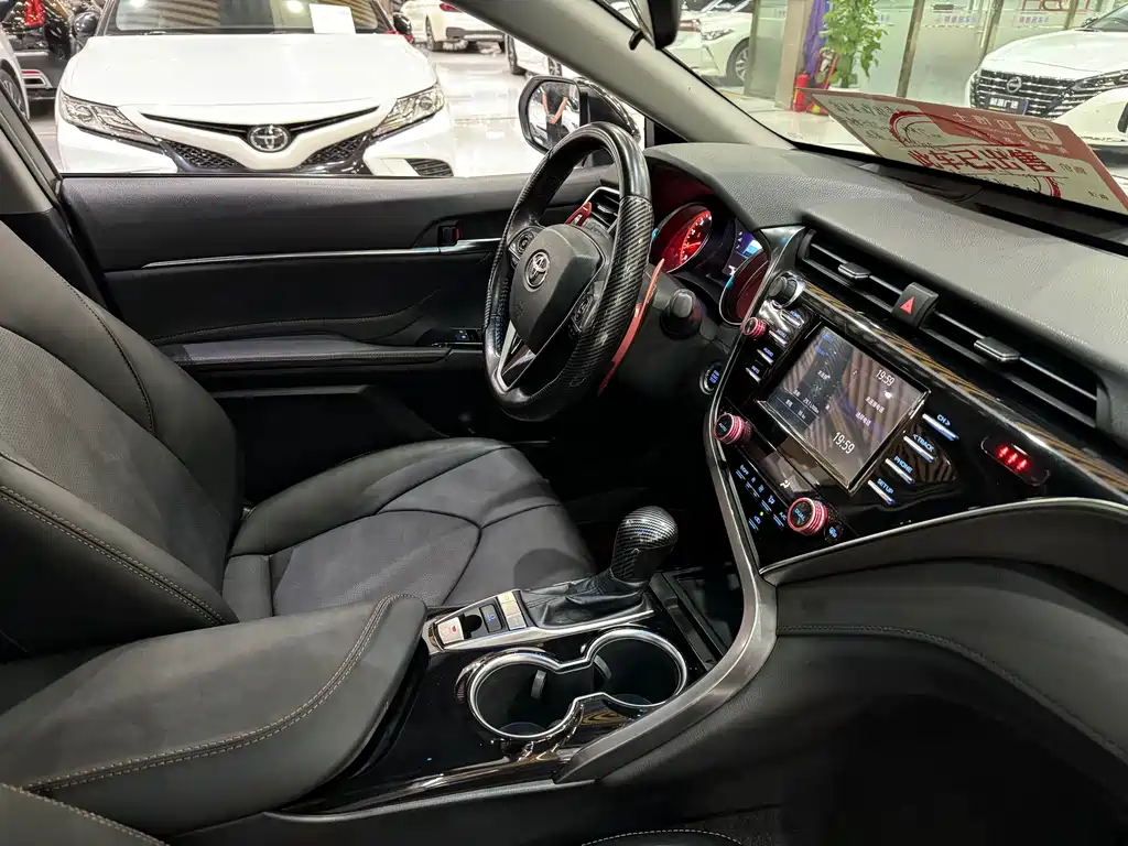 Toyota Camry 2018 — фото 10