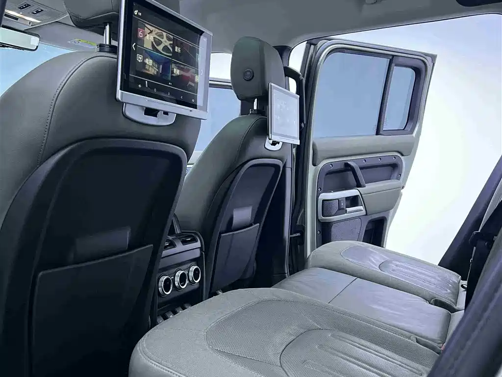 Land Rover Defender 2020 — фото 17