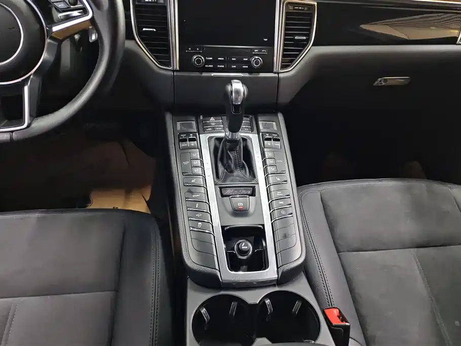 Porsche Macan 2018 — фото 16