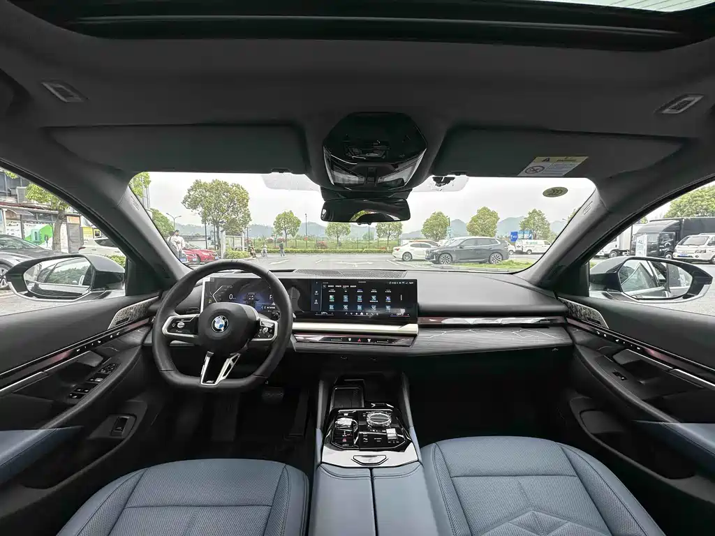 BMW 5 Series 2025 — фото 13
