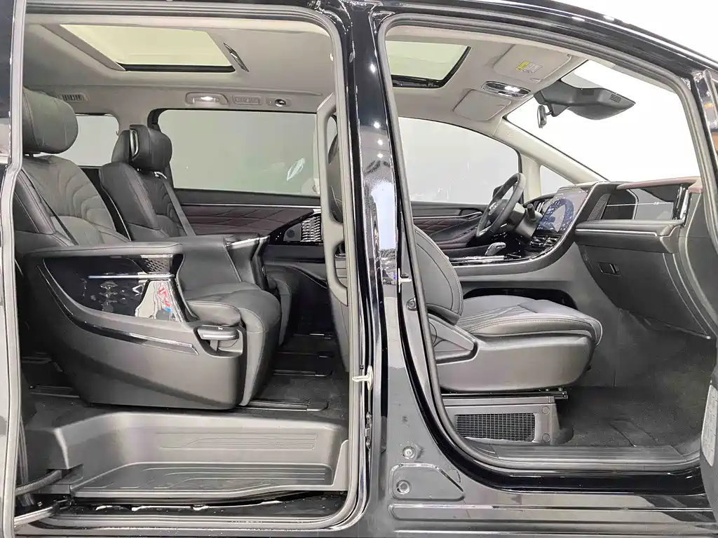 GAC Motor Trumpchi M8 2025 — фото 31