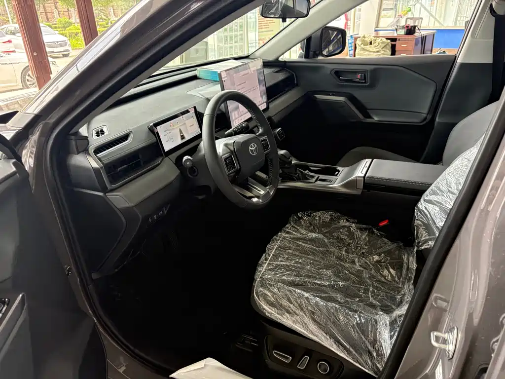 Toyota RAV4 — фото 12