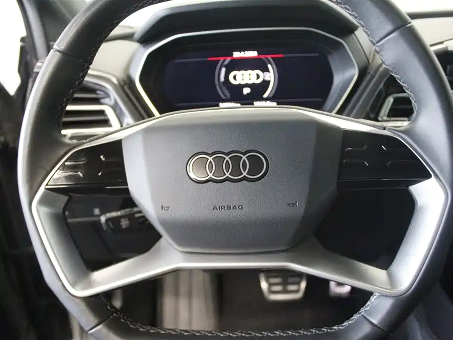 Audi Q4 e-tron 2023 — фото 10