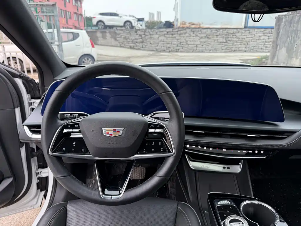 Cadillac GT4 2023 — фото 10