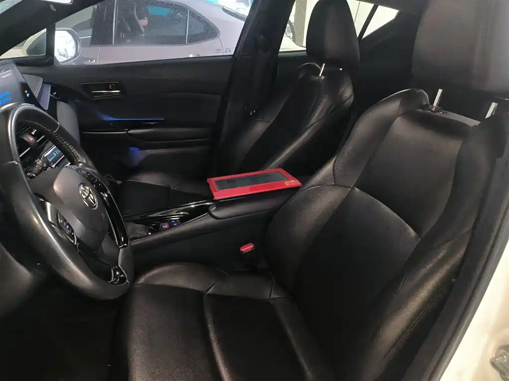 Toyota C-HR 2019 — фото 11