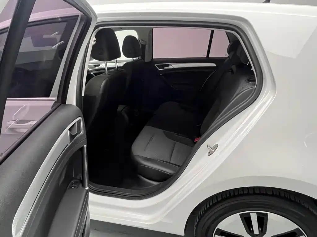 Volkswagen Golf EV 2020 — фото 17