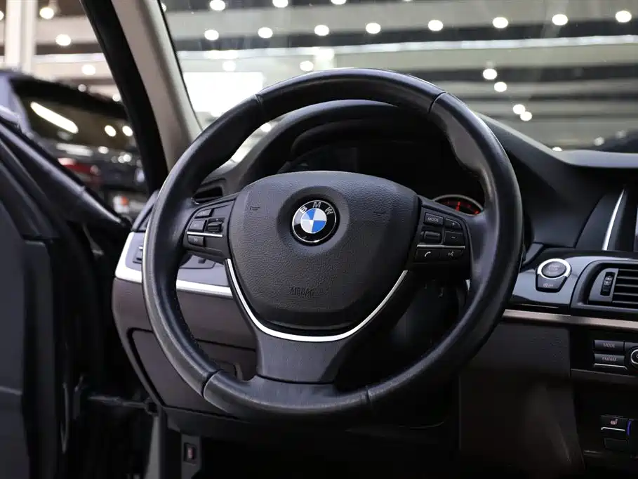 BMW 5 Series 2017 — фото 11
