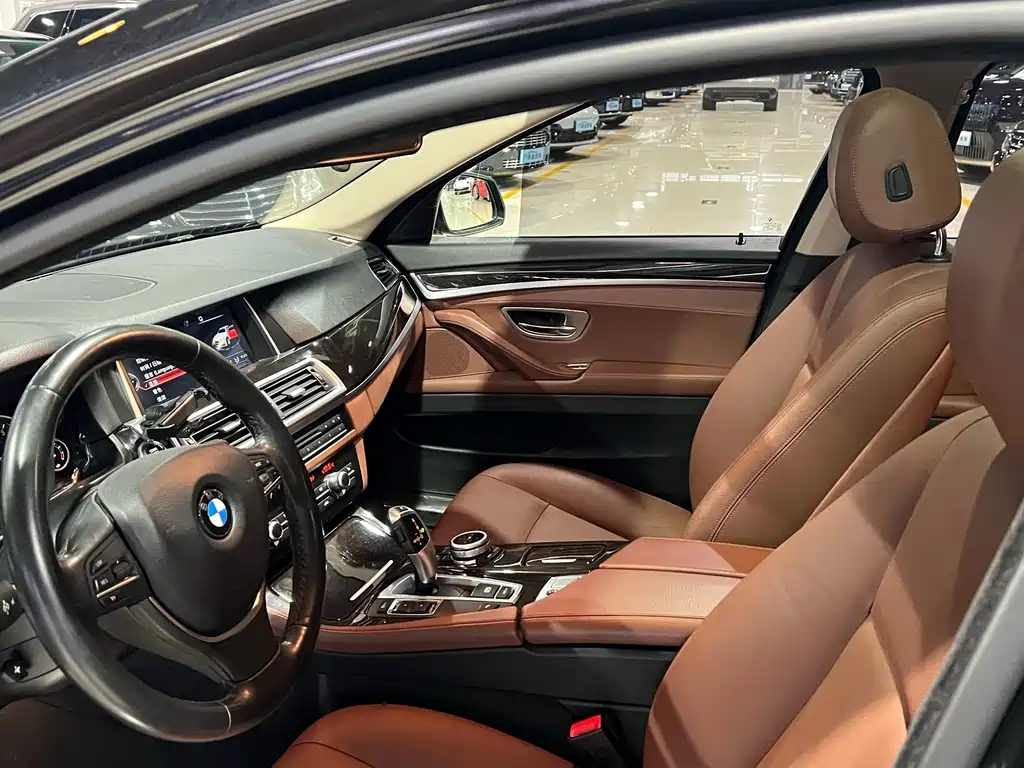 BMW 5 Series 2017 — фото 15