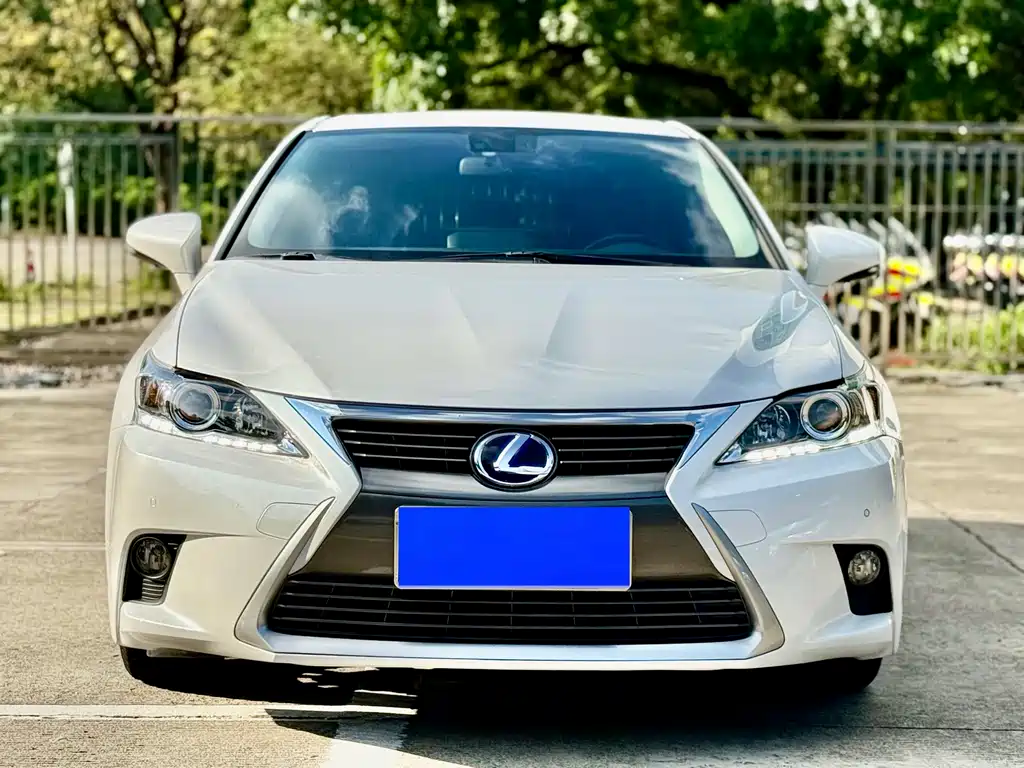 Lexus CT 2017 — фото 2