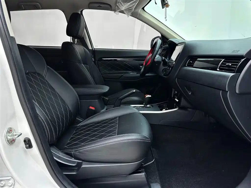 Mitsubishi Outlander 2022 — фото 14