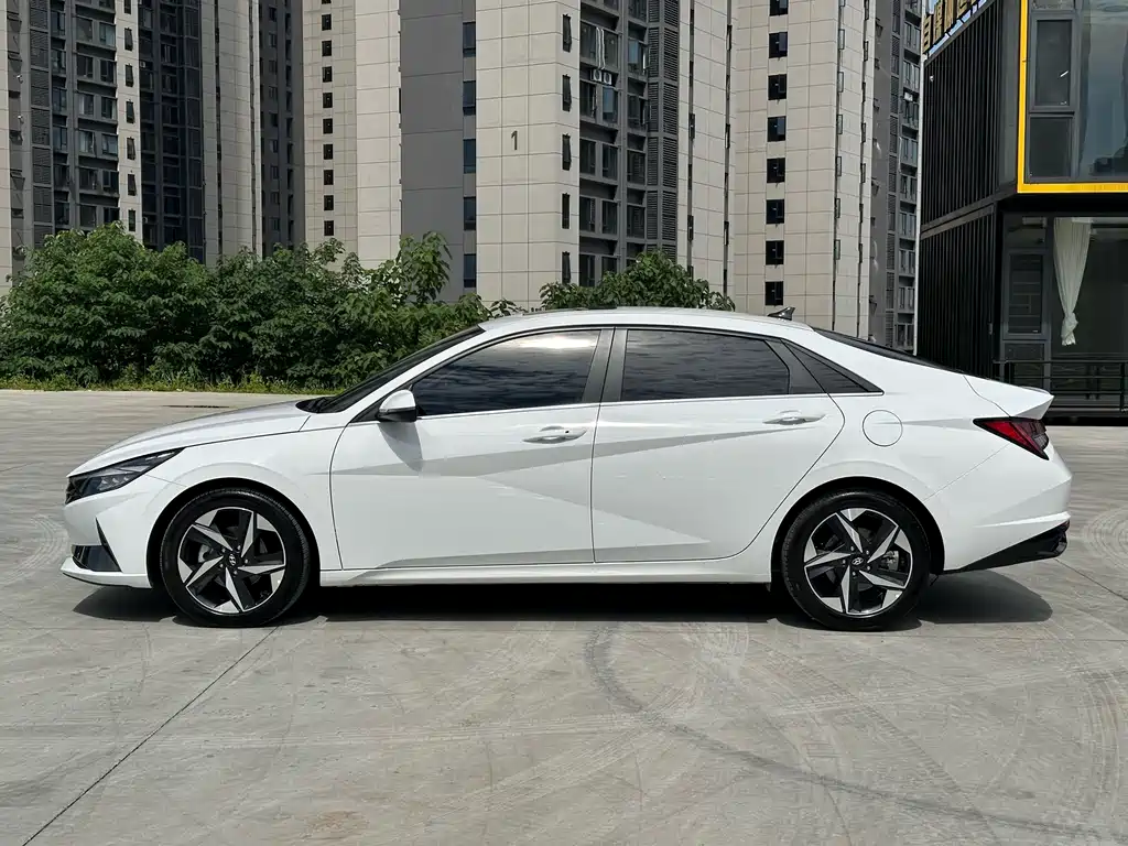 Hyundai Elantra 2023 — фото 7