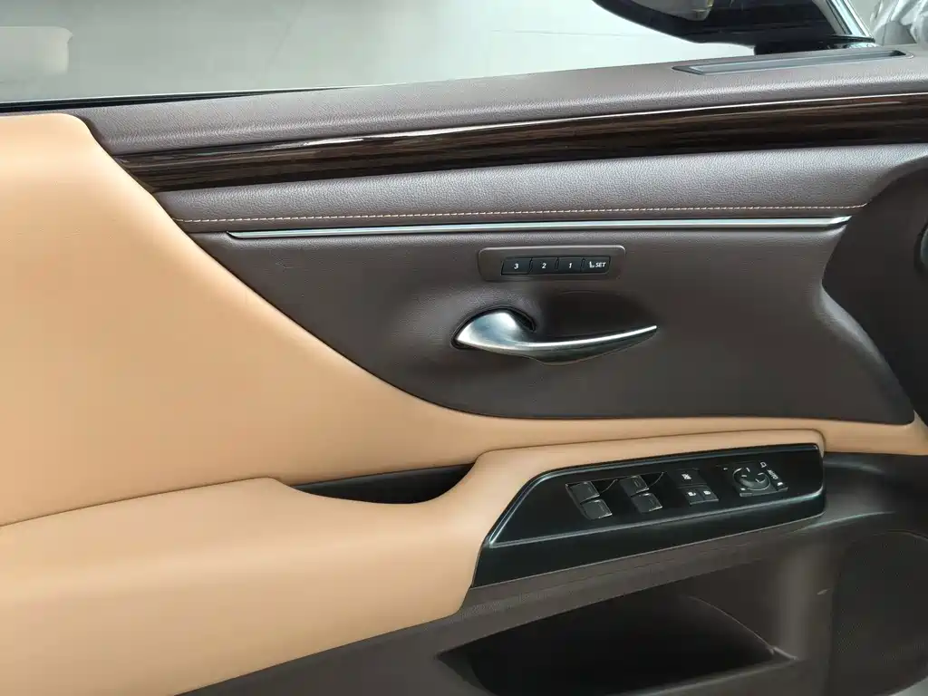 Lexus ES 2020 — фото 13