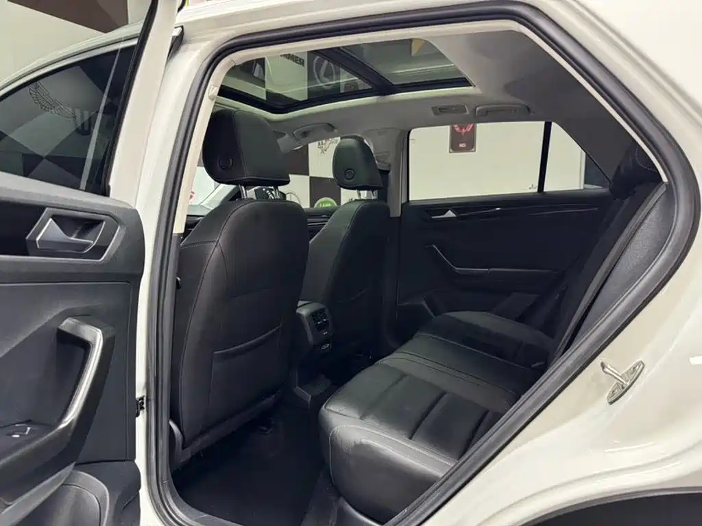 Volkswagen T-Roc 2023 — фото 8