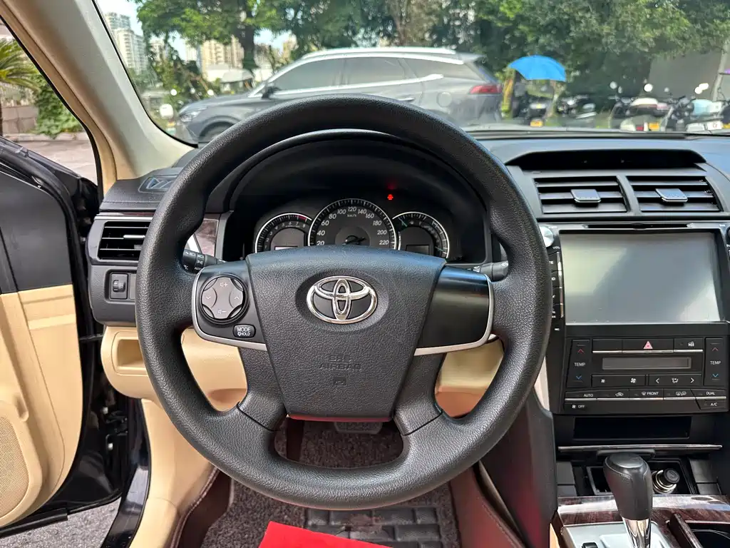 Toyota Camry 2016 — фото 16