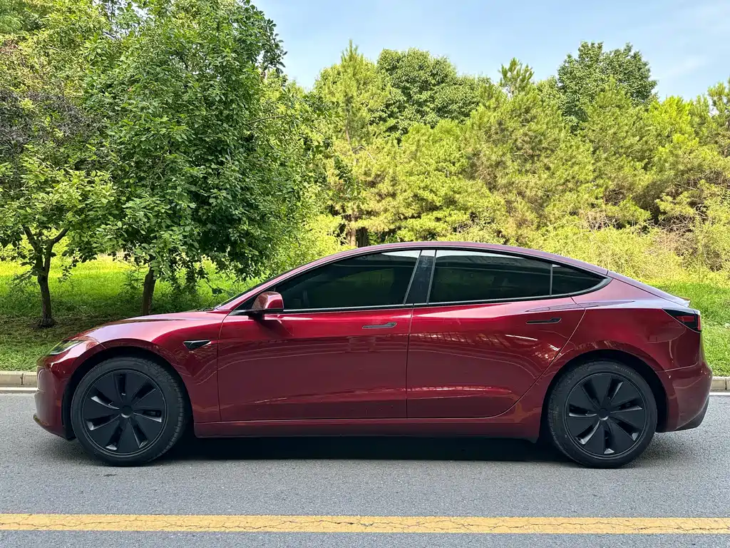 Tesla Model 3 2025 — фото 3