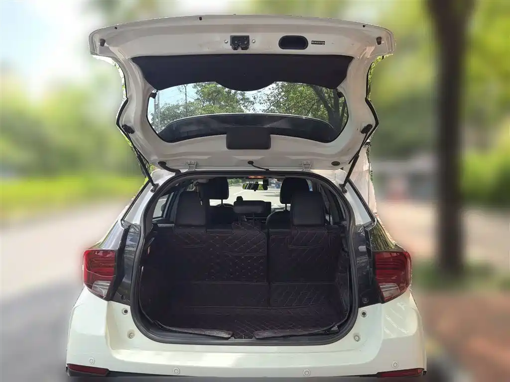Toyota Yaris L 2020 — фото 10
