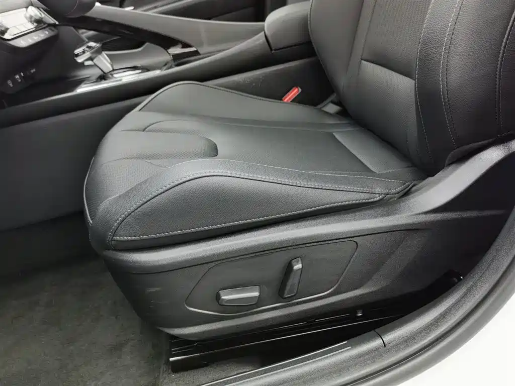Hyundai Elantra 2025 — фото 20