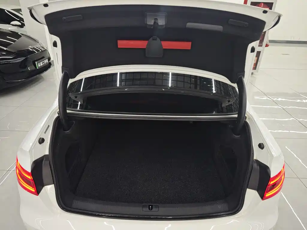 Audi A4L 2018 — фото 11