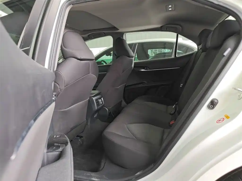 Toyota Camry 2018 — фото 17