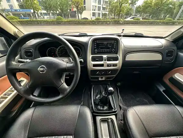 Nissan Paladin 2011