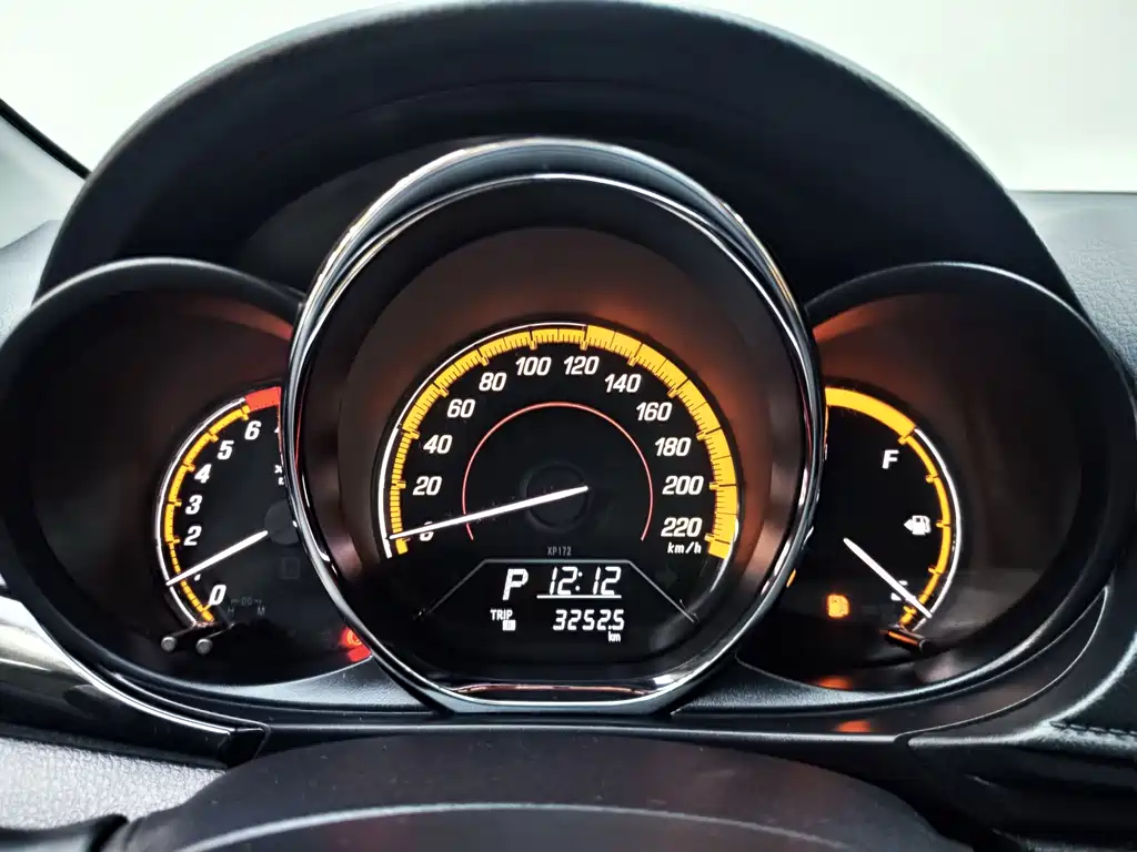 Toyota Yaris L 2023 — фото 10