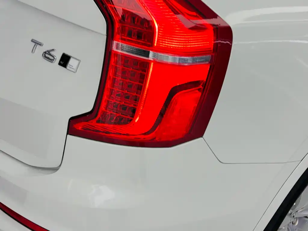 Volvo XC90 2018 — фото 19