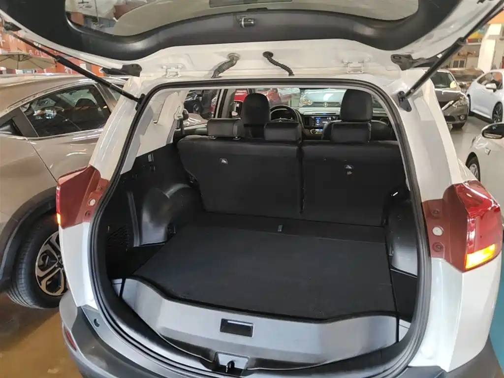 Toyota RAV4 2015 — фото 19