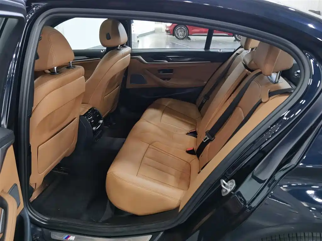 BMW 5 Series 2018 — фото 15