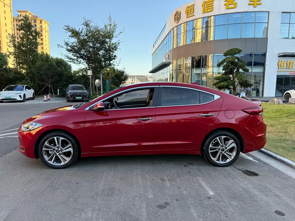 Hyundai Elantra 2018 — фото 3