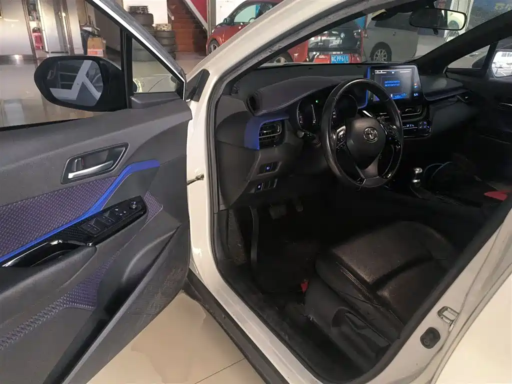 Toyota C-HR 2019 — фото 12