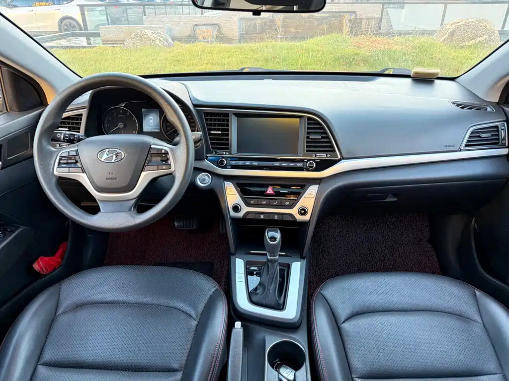Hyundai Elantra 2018 — фото 14
