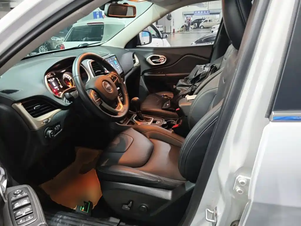 Jeep Cherokee 2016 — фото 15