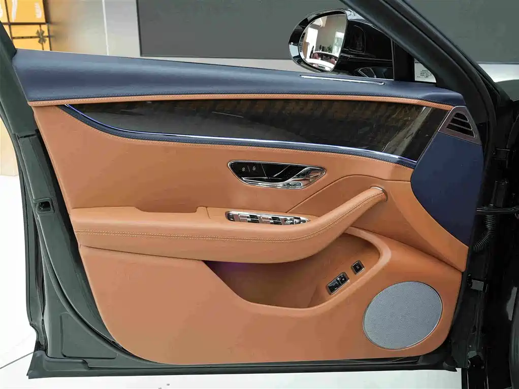 Bentley Flying Spur 2024 — фото 14
