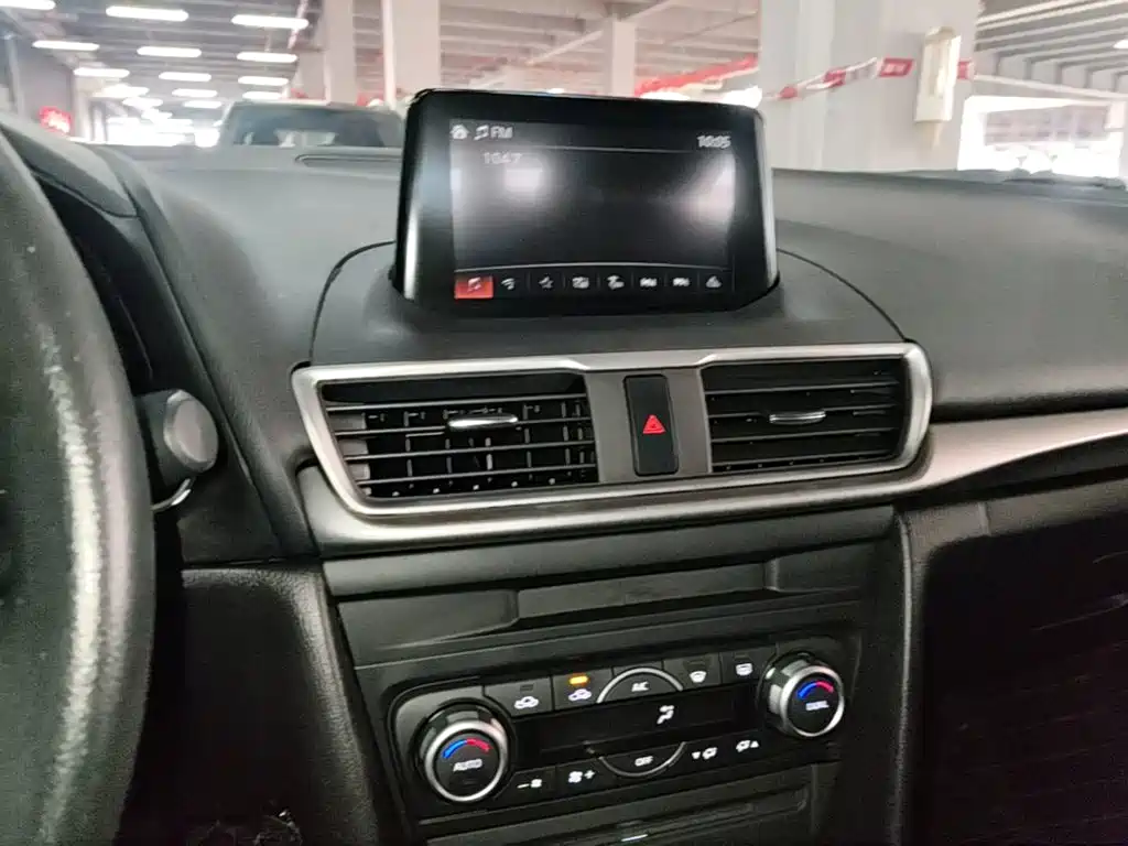 Mazda 3 Axela 2018 — фото 13