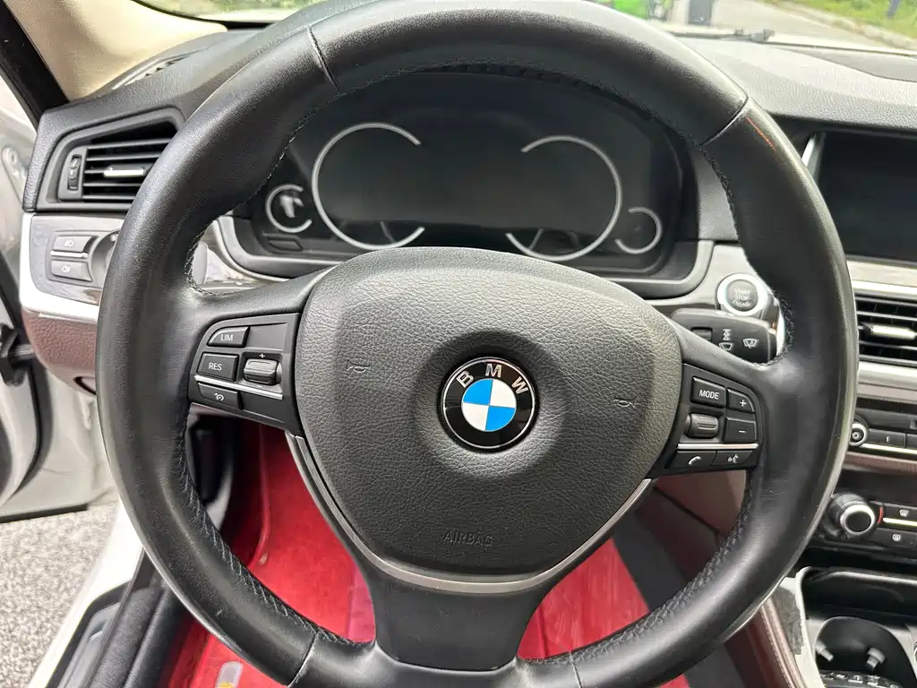 BMW 5 Series 2017 — фото 18